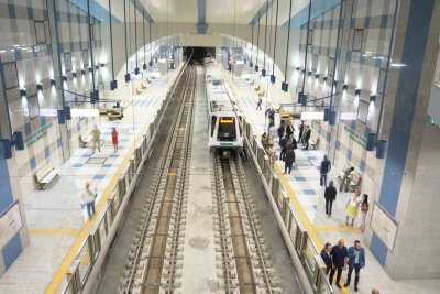 Откриха новата метроотсечка, протест и антипротест огласиха церемонията