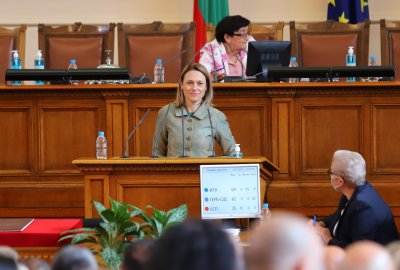 Председателят на НС Ива Митева с идея депутатите да не заседават всяка седмица