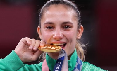 Защо спортистите хапят медалите си?