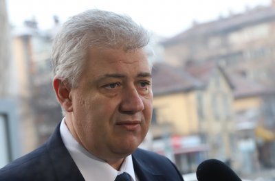 Ден след уволнението проф. Балтов показа заповедта, с която го отстраняват от "Пирогов"