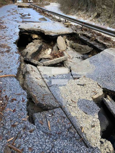 Две села са без път заради свлачищата, организират доставка на вода и храна