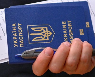 Хаос пред кризисния център в Бургас заради проблем с регистрацията на бежанците