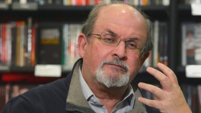 Салман Рушди е на апаратно дишане, нападателят му е арестуван