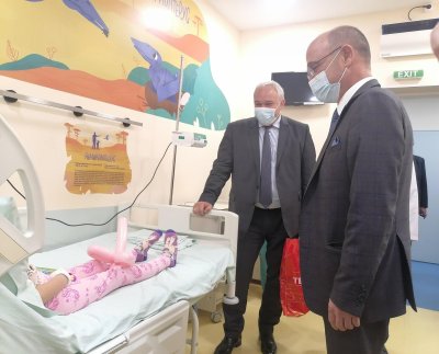 Демерджиев и Меджидиев посетиха транспортираното дете в "Пирогов" със "Спартан" от Бургас