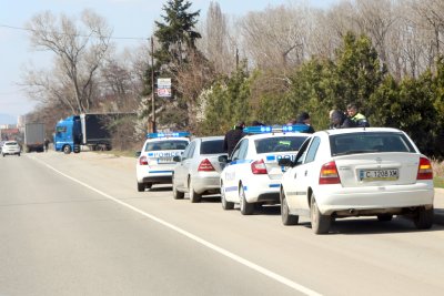 Задържаха 8 мигранти на входа на София, сред тях има жени и деца