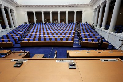 Парламентът заседава извънредно