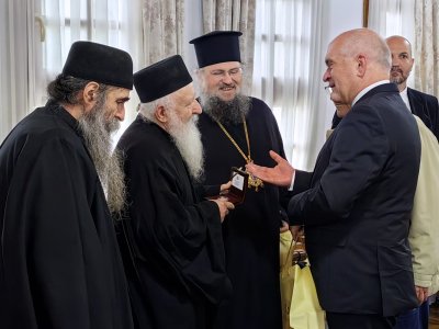 Българска делегация, водена от премиера Главчев, пристигна в Света гора
