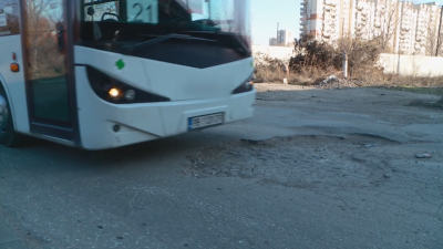 Шофьори на градски автобуси в Пловдив са готови сами да кърпят дупките по улиците