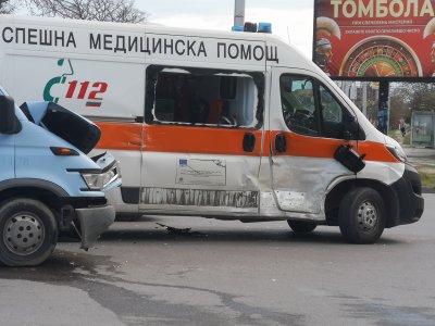 Лекар и шофьор на линейка пострадаха при катастрофа във Варна