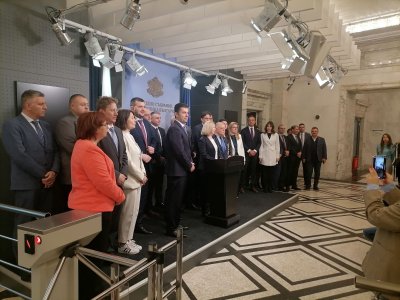 Депутатите от ПП-ДБ напуснаха дебатите за вота на недоверие