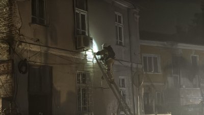 Пожар избухна в стара къща в центъра на Бургас
