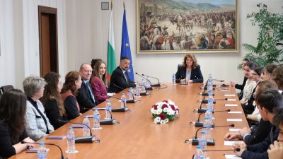 Вицепрезидентът Илияна Йотова обсъди с ученици съдържанието и значението на Конституцията на България