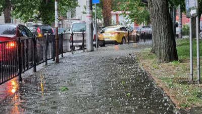 Силен дъжд с градушка падна в Хасково