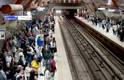 Метрото ще работи утре с удължено работно време на фона на продължаващата блокада на наземния транспорт