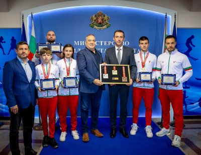 Иван Пешев награди златните медалисти от турнира по таекуондо „Купата на президента“