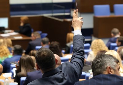 Позицията за еврото и транспортният протест в София - политическите коментари в парламента