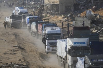 Помощ за Газа: Доставките с хуманитарна помощ не стигат до палестинците