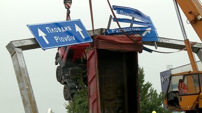 Камион на строителна фирма се заклещи в пътно съоръжение край Пловдив (СНИМКИ/ВИДЕО)