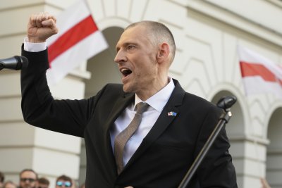 Няколкостотин беларуски дисиденти поздравиха освободения опозиционен лидер Сергей Тихановски във Варшава