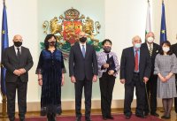 Президентът удостои с почетен знак проф. Жени Захариева