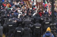 Напрежение на протеста пред НС, пострадали са полицаи (СНИМКИ+ВИДЕО)