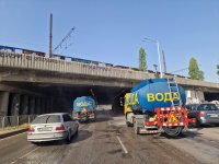 Мият улиците и раздават безплатна вода срещу горещините в София