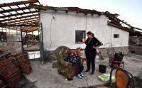 Държава и доброволци в помощ на Лъвино