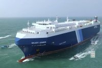 Превърнаха пленения с двама българи на борда кораб в туристическа атракция