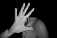 15-годишно момиче е пребито с дървен кол от мъж - отказало да проституира