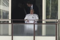 Папа Франциск се появи на прозорец на болницата и даде благословия
