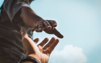 Историите, с които възкресихме вярата в доброто