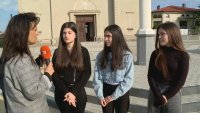 Спомен, останал в сърцата: С какво ще запомнят папа Франциск децата, които взеха лично причастие от него у нас
