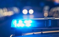 Безразсъдно забавление: Момче е в болница, след като се возило на тавана на автомобил