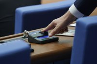 Продължават "сблъсъците" в парламента за референдума за еврото