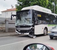 На червено и с висока скорост: Спирачките на автобуса, който помете кола в София, са отказали