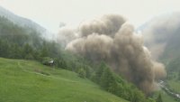 Зрелищно срутване на ледник почти отнесе швейцарско село (ВИДЕО)
