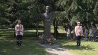 Денят на Ботев: Венци и цветя пред бюст-паметника на революционера в София