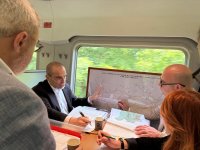 Министърът на транспорта пътува от Мездра до София с влак, извини се на всички пътници за условията