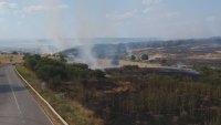 Голям пожар край Карнобат, временно затвориха пътя към АМ "Тракия"